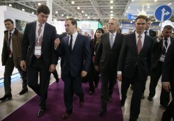 Премьер-министр Финляндии Юрки Катайнен, премьер-министр Франции Жан-Марк Эйро и премьер-министр РФ Дмитрий Медведев (справа налево) во время обхода выставки Open Innovations Expo 2013 в рамках международного форума 