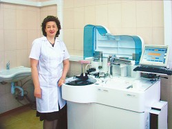 С биохимическим анализатором умело обращается врач высшей категории Н. Перминова