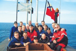 Только смелым покоряются моря! На мостике атомного ракетного крейсера «Дмитрий Донской» с экипажем  и сдаточной командой. Виктор Голубцов первый справа